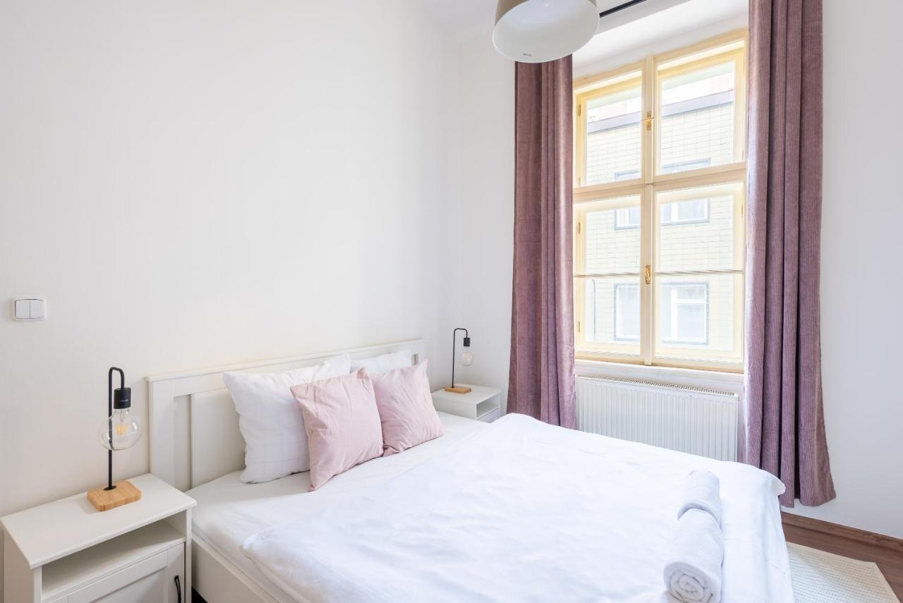 Budget Reznicka Apartment プラハ エクステリア 写真